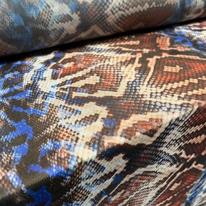 Tela de spandex elástica Power Mesh Net, por metro - estampado de piel de serpiente - marrón y azul cobalto