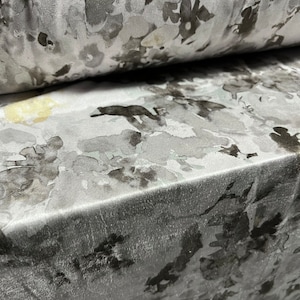 Faux suede stretch spandex jersey stof, per meter - gestileerde bloemenprint - zilvergrijs & mosterdgeel
