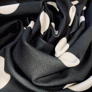 Tissu crêpe scuba et jersey spandex extensible, au mètre noir avec imprimé à pois de 5 cm image 3