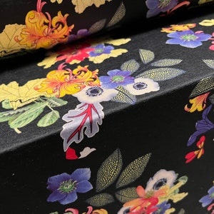 Tela de punto de spandex elástico de tacto suave, por metro - estampado floral florido - negro con flores multicolores