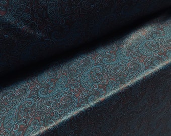 Könnte beinhalten: Nahaufnahme eines dunkelblauen Stoffes mit Paisley-Muster. Der Stoff hat einen dezenten Glanz und eine weiche Textur.