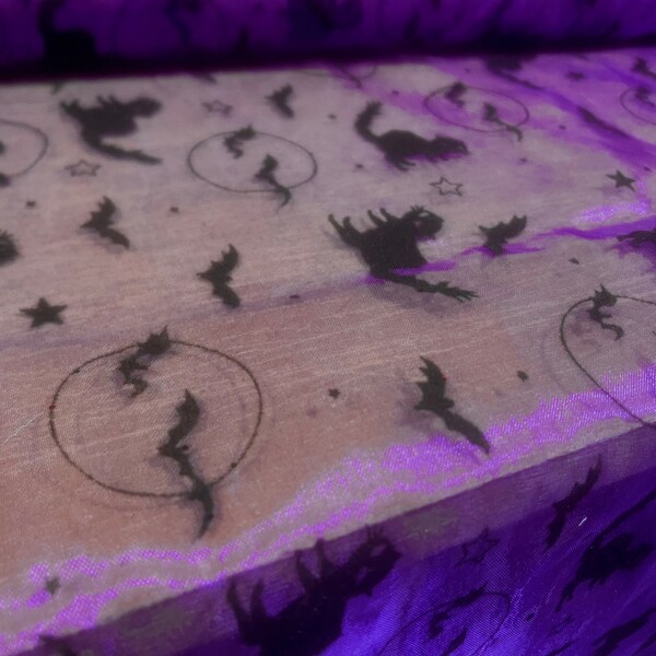Tissu organza violet scintillant, au mètre - Imprimé Halloween floqué de chauves-souris, de chats et d'étoiles