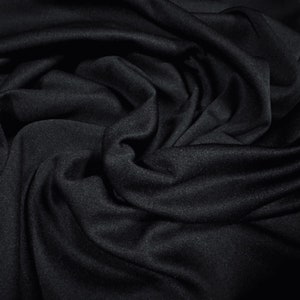 Puede incluir: Tela negra con pliegues y arrugas suaves. La tela es lisa y tiene un brillo sutil.