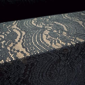 Stretch Spitzenkleiderstoff mit gewellter Webkante, Meterware - florale Welle - schwarz