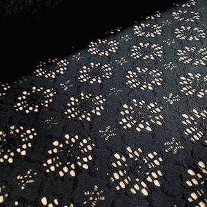 Tessuto jersey spandex elasticizzato misto cotone stile Broderie Anglais, al metro - nero