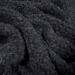 Peut inclure: Gros plan sur un tissu gris foncé et duveteux avec une surface texturée.