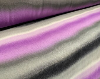 Puede incluir: Tela de color degradado en morado, gris y blanco con un brillo sutil. La tela tiene un patrón de rayas.
