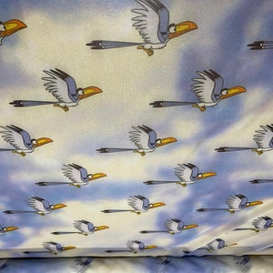 パワーメッシュネットストレッチ生地、1メートルあたり - 雲の中の青いコウノトリの鳥のプリント
