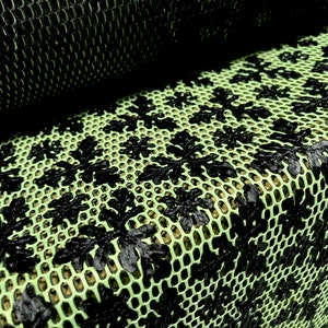 クチュール 3D フィッシュネット生地、1 メートルあたり - 花柄アップリケ - 黒地に緑