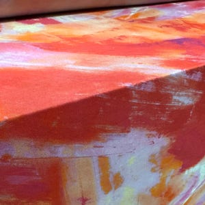 Pode incluir: Obra de arte abstrata com uma paleta de cores vibrante. A obra apresenta uma mistura de tons vermelhos, laranjas e amarelos, com toques de roxo e branco. As pinceladas criam um efeito texturizado, adicionando profundidade e interesse visual à composição.