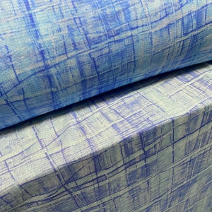 以下が含まれることがあります： 青と白の幾何学模様の生地。生地は質感があり、わずかに光沢があります。