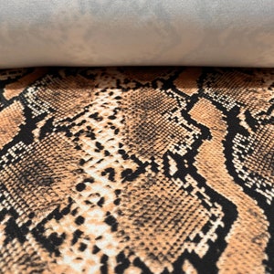 Maillot spandex extensible en tissu de crêpe de plongée, par mètre - imprimé animal en peau de serpent - pêche sombre & noir
