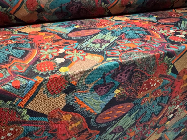 Puede incluir: Tela colorida con un patr&oacute;n repetido de setas estilizadas, flores y formas abstractas en tonos rojos, naranjas, turquesas y morados. La tela tiene una textura tejida y un fondo oscuro.
