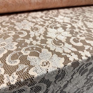 Stretch Spitzenkleiderstoff mit gewellter Webkante, Meterware - Floral - Hautfarben
