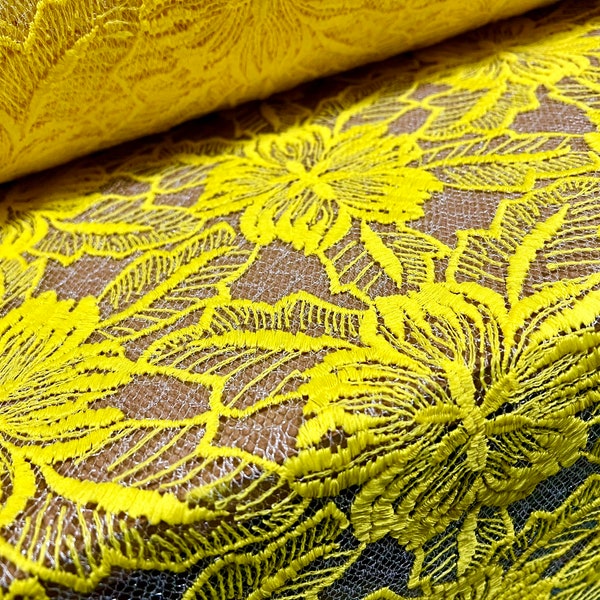 Tissu de dentelle chimique brodé, par mètre - motif floral - jaune