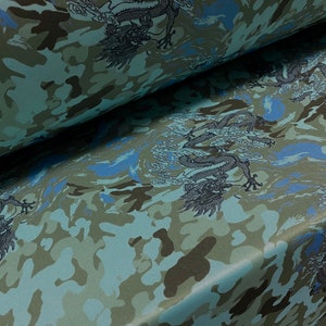 Pode incluir: Tecido de camuflagem azul e verde com estampa de dragão preto.