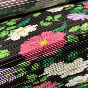 Plissé Plissee Kleiderstoff, Meterware - Blumenprint - schwarz pink & grün