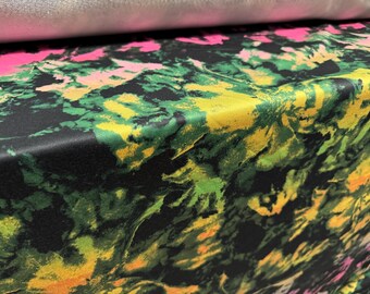 Tejido de jersey de sudadera French Terry con bucles, por metro, con estampado tie-dye de jungla, en negro, rosa, amarillo y verde.