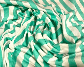 Puede incluir: Primer plano de una tela con rayas blancas y verde menta. La tela está arrugada y doblada.