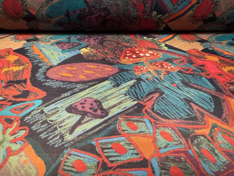 Puede incluir: Primer plano de tela con un dise&ntilde;o colorido y caprichoso. El patr&oacute;n presenta setas, bayas y formas abstractas en tonos de rojo, naranja, verde azulado y marr&oacute;n. La tela parece ser un material tejido.