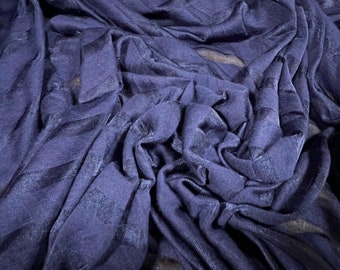 Puede incluir: Primer plano de una tela azul con un patrón de rayas. La tela está arrugada y tiene un tacto suave y texturizado.