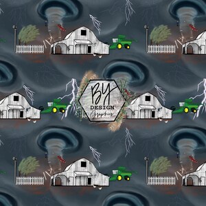 Może przedstawiać: Wzór bez szwów przedstawiający biały stodołę, zielony kombajn i trąbę powietrzną na ciemnoniebieskim niebie. Wzór zawiera również błyskawice, białe drewniane ogrodzenie i drzewo z liśćmi kołyszącymi się na wietrze. Tekst "BY DESIGN Graphics" znajduje się w środku wzoru.