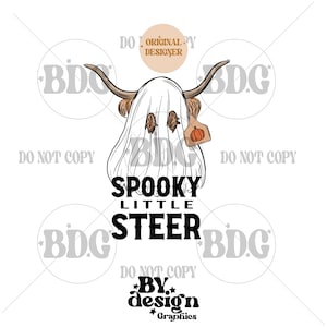 Puede incluir: Un gráfico caprichoso que presenta un toro disfrazado de fantasma. El toro tiene cuernos largos, pelaje marrón y una etiqueta con una calabaza. El texto dice "SPOOKY LITTLE STEER" en letras negras. Ideal para Halloween.