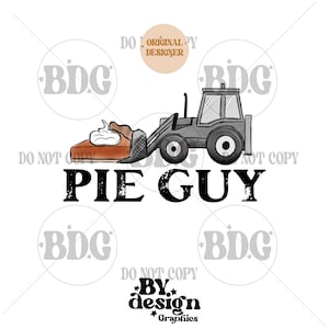 Puede incluir: Un diseño gráfico que presenta una cargadora frontal gris recogiendo una porción de pastel cubierta con crema batida. El texto "PIE GUY" está debajo de la imagen en negrita, en negro. El diseño incluye el texto "BY design Graphics".