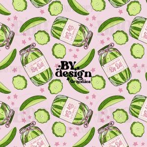 Op de afbeelding: Een herhalend patroon met potten augurken, plakjes en hele augurken op een lichtroze achtergrond met roze sterren. De potten hebben labels met de tekst "I'm kind of a Big Dill" en zijn vastgebonden met roze strikken. De tekst "BY design Graphics" is ook zichtbaar.