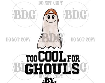 Può includere: Un fantasma dei cartoni animati con un berretto da baseball marrone. Il fantasma ha una faccia sorridente e un corpo bianco. Il testo "TOO COOL FOR GHOULS" è sotto il fantasma, con "BY design Graphics" sotto.