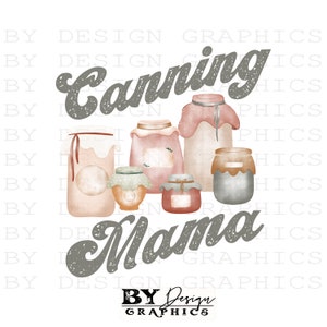 Op de afbeelding: Een grijs en wit grafisch ontwerp met de tekst "Canning Mama" in een vintage lettertype. Het ontwerp bevat een verzameling potten met deksels, sommige met etiketten, in tinten roze, bruin en grijs.