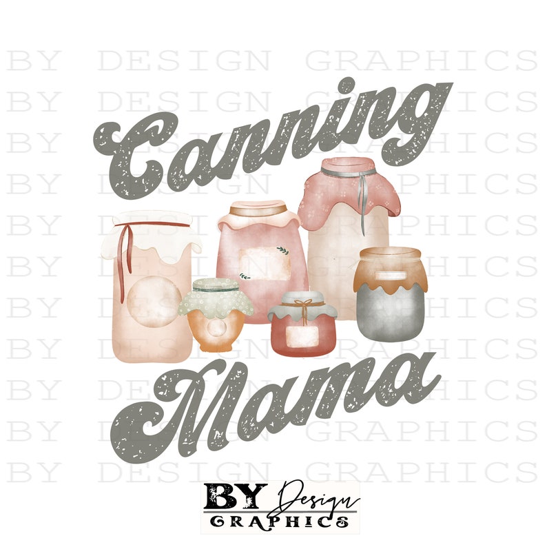 Op de afbeelding: Een grijs en wit grafisch ontwerp met de tekst "Canning Mama" in een vintage lettertype. Het ontwerp bevat een verzameling potten met deksels, sommige met etiketten, in tinten roze, bruin en grijs.