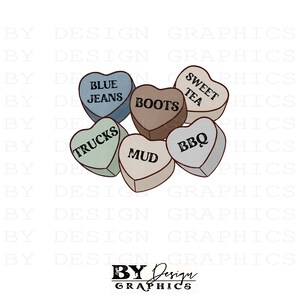 Puede incluir: Un conjunto de caramelos en forma de coraz&oacute;n de varios colores, cada uno con una palabra o frase. Los caramelos incluyen "Blue Jeans", "Boots", "Sweet Tea", "Trucks", "Mud" y "BBQ". El dise&ntilde;o est&aacute; sobre un fondo blanco.