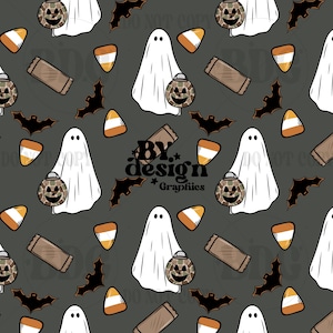 Könnte beinhalten: Ein nahtloses Muster auf dunkelgrauem Hintergrund mit weißen Geistern, die camouflage-farbene Kürbiseimer halten, schwarzen Fledermäusen, orange-weißen Zuckermais-Bonbons und braunen Riegeln, mit dem Text BY design Graphics.