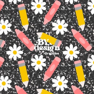 Könnte beinhalten: Ein sich wiederholendes Muster mit gelben Bleistiften, rosa Buntstiften und weißen Gänseblümchen mit gelben Zentren auf einem gesprenkelten schwarzen Hintergrund. Der Text "BY design Graphics" ist ebenfalls vorhanden.