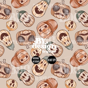 Op de afbeelding: Een herhalend patroon van cartoonpompoenen in verschillende stijlen, waaronder die met zonnebrillen, hoeden en snorren. De pompoenen zijn in bruin- en oranje tinten, met lachende gezichten, tegen een beige achtergrond. De tekst "BY. design Graphics" is zichtbaar.