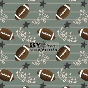 Peut inclure: Un motif sans couture représentant des ballons de football marrons avec des lacets blancs, des étoiles noires et des jeux de football dessinés à la main en blanc sur un fond vert clair avec des rayures blanches.