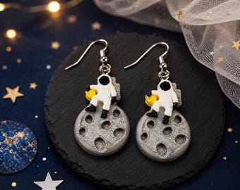 Orecchini con simpatico astronauta sulla Luna: gioielli spaziali fatti a mano, regalo per l'allunaggio, accessori fantascientifici per donna