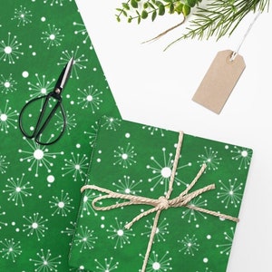 Mid Century Modern Atomic Age Snowflakes on Green Background Christmas Wrapping Paper. Retro 1950s 60s Christmas Gift Wrap.