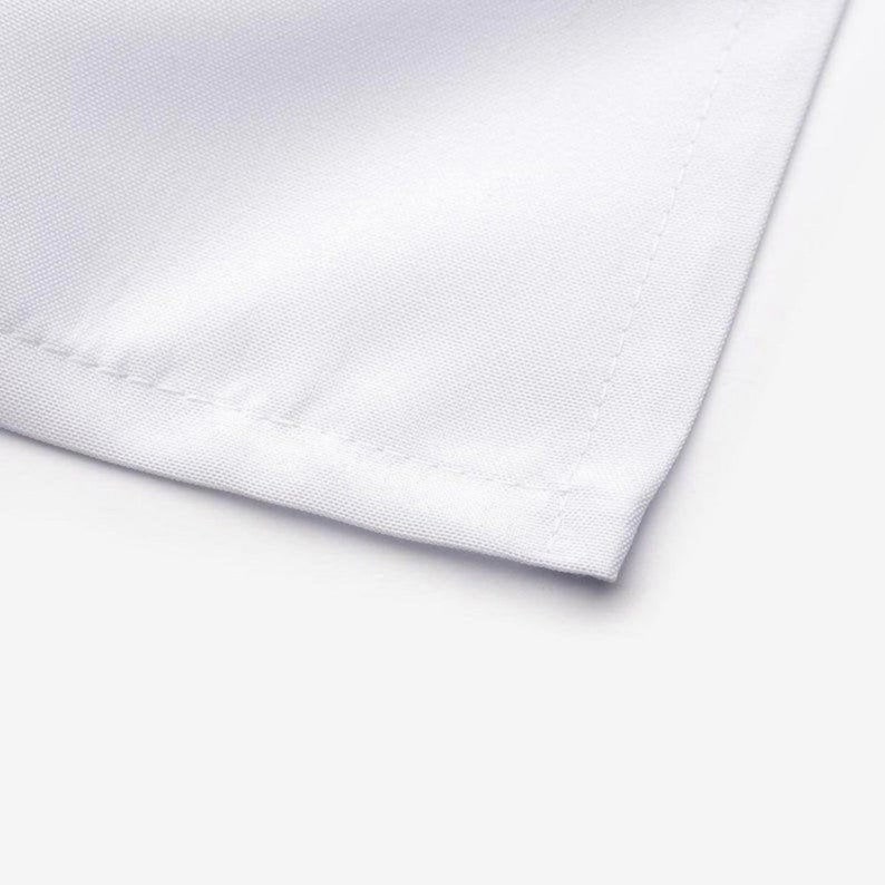 Pode incluir: Close-up de um tecido branco com uma borda costurada.