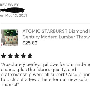 Op de afbeelding: Een lendenkussen met een modern design uit het midden van de eeuw. Het kussen heeft een cr&egrave;mekleurige achtergrond met een patroon van kleurrijke geometrische vormen. De tekst "ATOMIC STARBURST Diamond Mid Century Modern Lumbar Throw" is zichtbaar.