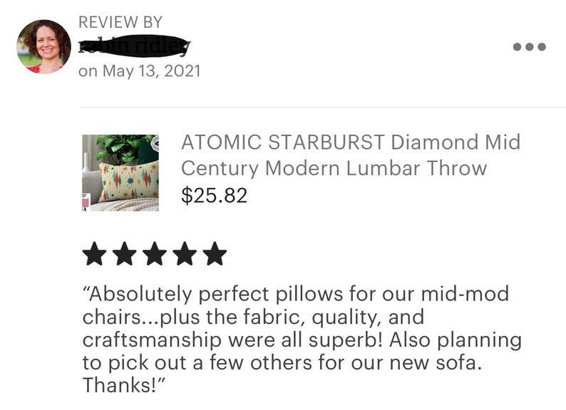 Op de afbeelding: Een lendenkussen met een modern design uit het midden van de eeuw. Het kussen heeft een cr&egrave;mekleurige achtergrond met een patroon van kleurrijke geometrische vormen. De tekst "ATOMIC STARBURST Diamond Mid Century Modern Lumbar Throw" is zichtbaar.