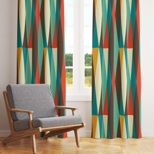 Cortinas de ventana retro con rayas geométricas modernas de mediados de siglo en rojo, verde azulado, marrón, dorado y crema. Opaco o transparente para la decoración del hogar de la era atómica