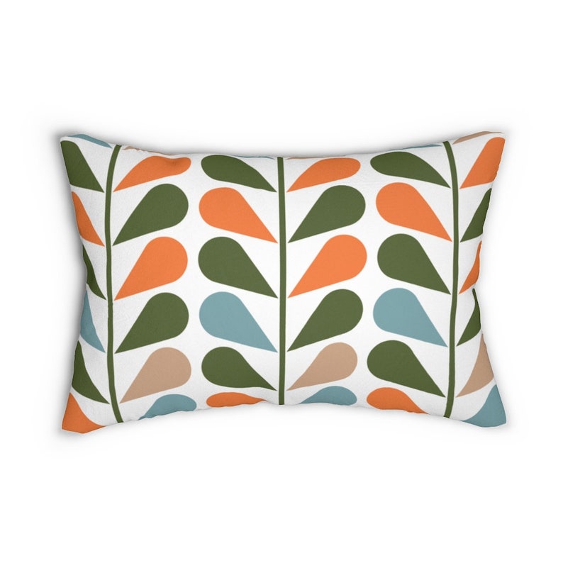 Op de afbeelding: Rechthoekig sierkussen met een herhalend patroon van druppelvormen in oranje, groen, blauw en beige op een witte achtergrond. Perfect voor interieurdecoratie.