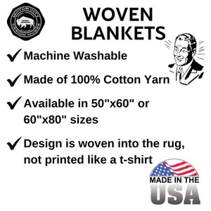 Pu&ograve; includere: Un'illustrazione in bianco e nero di un uomo con un'espressione sorpresa. Il testo "WOVEN BLANKETS" &egrave; sopra l'illustrazione. Il testo "Machine Washable", "Made of 100% Cotton Yarn", "Available in 50"x60" or 60"x80" sizes", e "Design is woven into the rug, not printed like a t-shirt" &egrave; sotto l'illustrazione. Il testo "MADE IN THE USA" &egrave; nell'angolo in basso a destra dell'immagine.