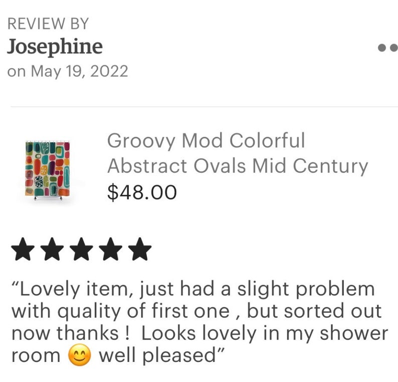 Pode incluir: Um cortinado de chuveiro abstrato colorido com um design moderno de meados do s&eacute;culo. O cortinado apresenta um padr&atilde;o de ovais e c&iacute;rculos coloridos sobre um fundo branco. O cortinado de chuveiro custa 48,00 &euro;. "Item encantador, s&oacute; tive um pequeno problema com a qualidade do primeiro, mas j&aacute; est&aacute; resolvido, obrigado! Fica lindo no meu chuveiro, muito contente"