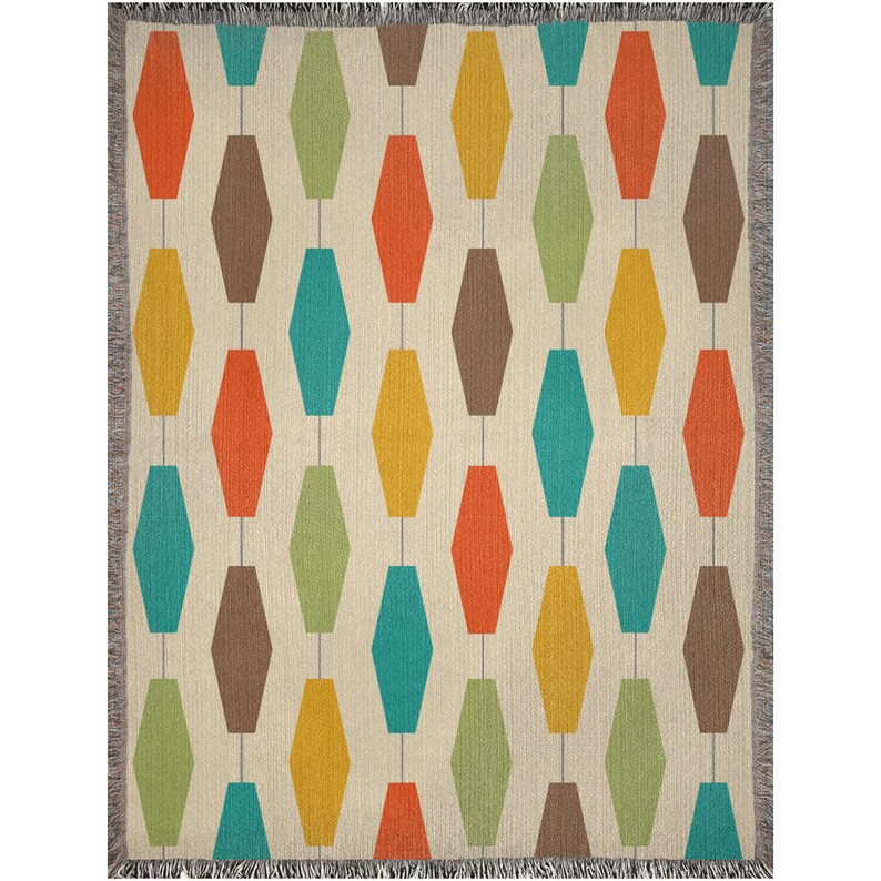 Pu&ograve; includere: Una coperta tessuta con un motivo geometrico di rombi arancioni, marroni, verdi, gialli e blu su uno sfondo crema.