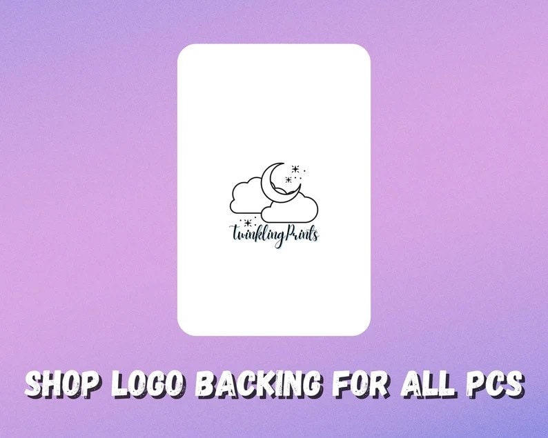 Op de afbeelding: Een witte rechthoekige kaart met afgeronde hoeken, met een zwarte lijntekening van een halve maan, wolken en sterren. De tekst "twinklingPrints" staat eronder. De onderkant van de kaart heeft de tekst "SHOP LOGO BACKING FOR ALL PCS" in een vetgedrukte letter.