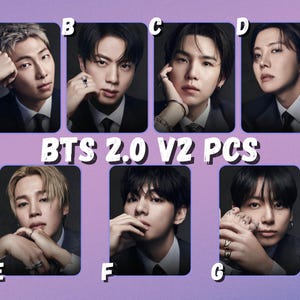 Puede incluir: Imagen promocional con siete retratos individuales de miembros del grupo musical BTS. Cada miembro lleva un traje oscuro, con un fondo neutro. El texto "BTS 2.0 V2 PCS" se muestra en el centro de la imagen.