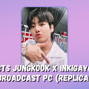 Peut inclure: Une photo d'une personne aux cheveux noirs, portant une chemise blanche et une montre argentée. L'image contient le texte "BTS Jungkook X Inkigayo Broadcast PC (Replica)" sur un fond violet.